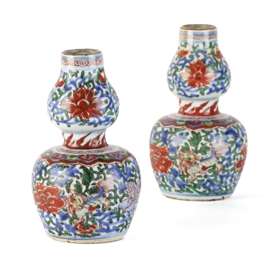 CHINE, fin de la dynastie Ming ou période transition, XVIIe siècle. Paire de vases de forme double gourde en porcelaine