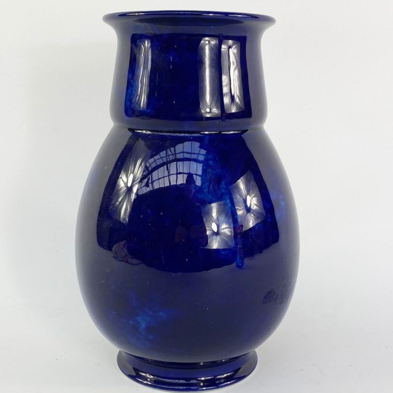 Sèvres, vase en porcelaine "bleu de Sèvres"