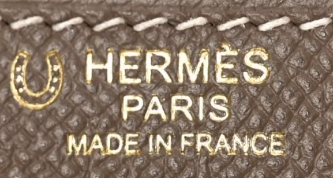 Signature sur un Birkin Hermès, signifiant une commande personnalisée