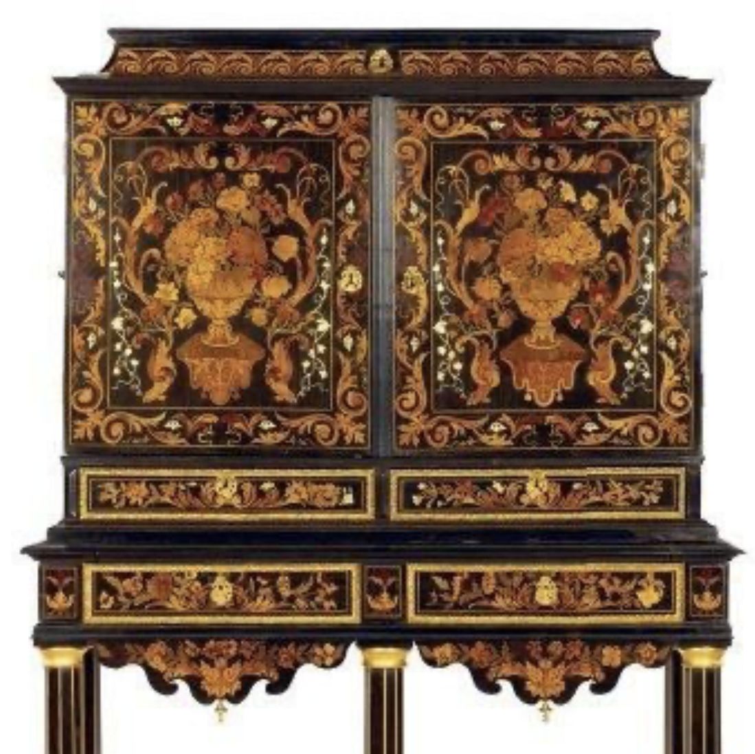 Cabinet d'époque Louis XIV, riche marqueterie de bois fruitiers et nacre