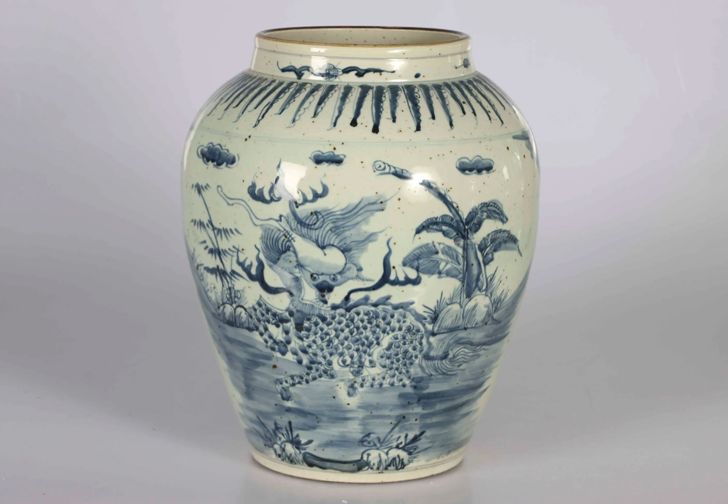 Vietnam, vase en porcelaine de Hue