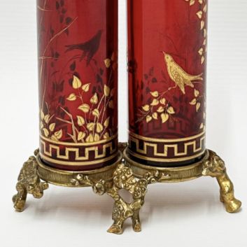 BACCARAT, Deuxième moitié du XIXème siècle, Vase aux rouleaux en cristal teinté rouge